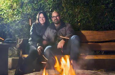 Chale de Madeira - Lareira e Fogueira---lindo gramado com mesa para café da manhã, churrasqueira e fogueira - Foto 12