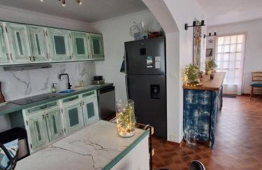 Les Ribas villa groupe, de 4 a 14 personnes, maison familiale, séjour nature, calme, Provence, Plaine des Maures, proche mer, Verdon, randonnée, terrain arboré, jeux enfants, pétanque, ping-pong, cuisine équipée, grande capacité, vacances en groupe - Foto 6