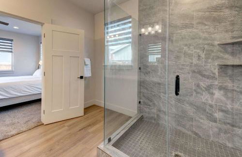 Scenic Modern Home with Private Patio & Fireplace - Foto 33