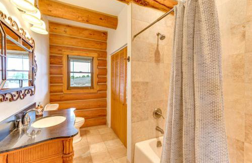 Spacious Rifle Cabin w/ Deck + Mountain Views! - Foto 12