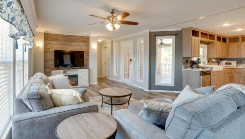 Fishermans Paradise Lake-View Home in Many! - Foto 4