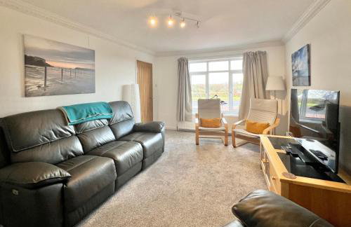 4 Bed Retreat with Balcony & Estuary views - Photo 3