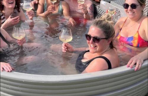 King Richard's Luxury Lodge - Sleeps up to 8, Hot Tub Hire,Near Sherwood Forest at Fairview Farm in Nottingham and great for Wedding Groups,Brides and Bridesmaids ,Hen Do,Family Gatherings & Corporate events,Large Garden,Dog Friendly,Great Views - Foto 4