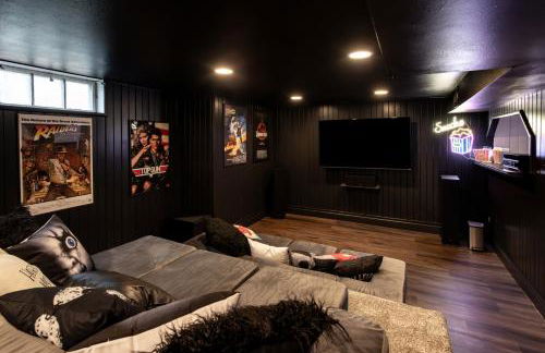 Near Drake/Downtown packed w/Amenities - Hot Tub - Movie Theater - Photo 6