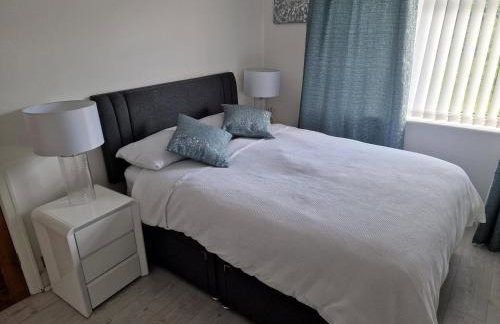 L & J ESCAPES- 4 BEDROOMs SUITABLE FOR CONTRACTORS AND FAMILIES- LARGE PRIVATE PARKING-10 MINUTES TO M6 JUNCTION 9 - Foto 20