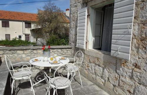 D HOUSE authentic Zlarin house, relaxing courtyard and terrace - Photo 17