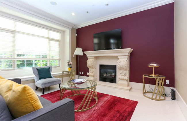 Grand 4 Bedroom Vacation House near Vancouver Downtown - Photo 20