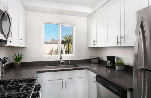 Unwind in Spacious 2BR Apt Sleeps 6 with Parking - Foto 11