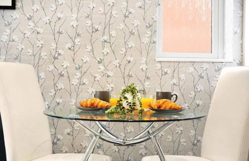 3 BR 5 Beds 3 Bath Private Garden Parking x2 Ideal for Family & Work Stays - Foto 9