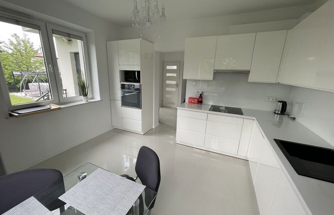 Modern House with Garden - Photo 10