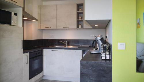 Stunning Apartment In Trevou Treguignec - Photo 5