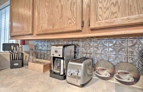 Creekside Home with Patio, Walk to Manitou Incline! - Foto 13