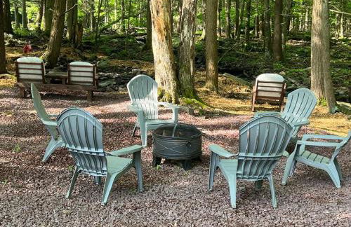 Romantic Pocono house - stream, lake, beach, pool, firepit - Foto 24