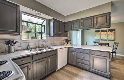 Modern Townhome with Fireplace Near Stoll Park - Foto 11