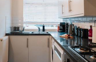 Spacious 4-bed Ample Parking Fast WiFi Contractor Family Friendly - Photo 30