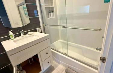 Oak Manor - Chic & Stylish 2BR Apartment Retreat - Photo 52