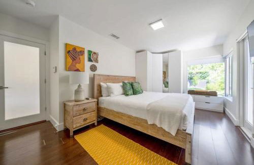 Boho House - Stylist Home with Parking and large Yard - Foto 15