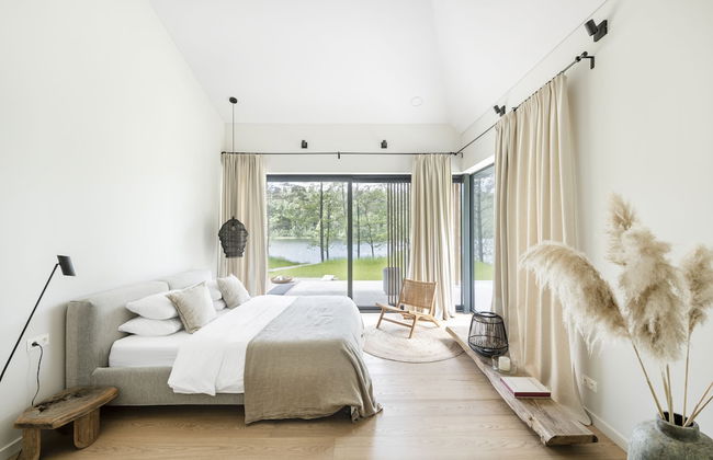 The Lake. Unique Waterfront Villa - Photo 11