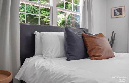 Creekside Oasis - 5BR Retreat with Pool & Hot Tub - Foto 49