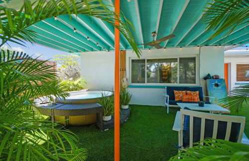 Luxury Home with Hot Tub & Outdoor Oasis blocks from the Beach - Foto 15