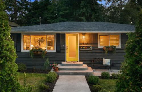 Spacious Main Street Retreat for families and large groups - Photo 9