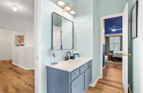 Resort Style Backyard Pool Pickleball Court - Foto 49