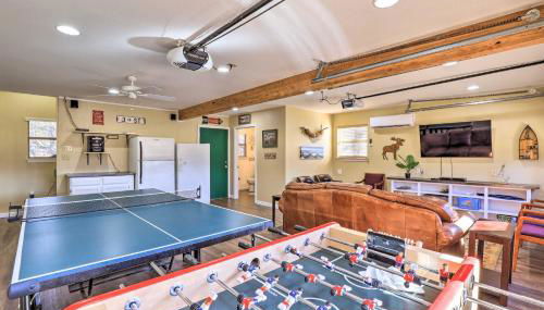 Lake Granbury Getaway! Family Home with Deck and Games - Foto 4