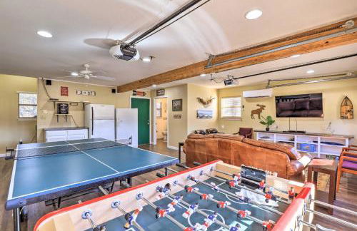 Lake Granbury Getaway! Family Home with Deck and Games - Foto 4