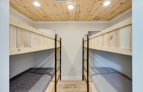 Riverfront Caddo Shack Home with Views and Fire Pit - Foto 24