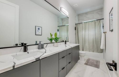 Luxury Newly Built 4 BR 4 Bath Home w/ Rooftop and Grill! - Foto 22