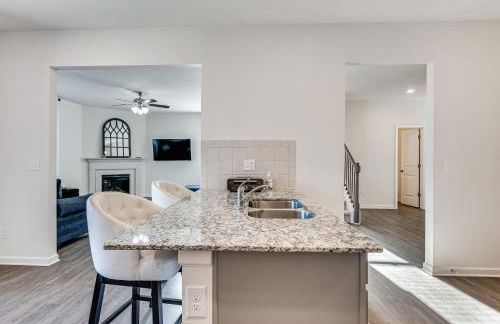 Near ATL! Spacious Townhome with Patio and WFH Setup - Foto 8