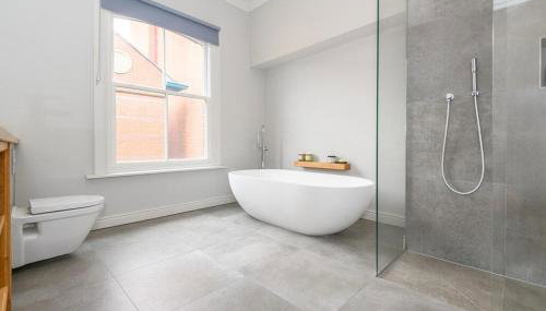 Stylish Leeds City Centre Retreat with Private Terrace & Hottub - Foto 3