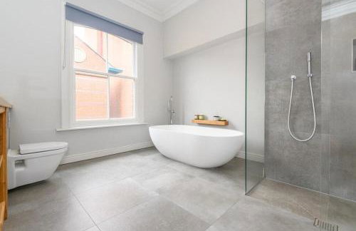 Stylish Leeds City Centre Retreat with Private Terrace & Hottub - Foto 3