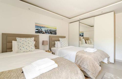 Blue Views Villa with Heated Pool and Jacuzzi - Photo 16