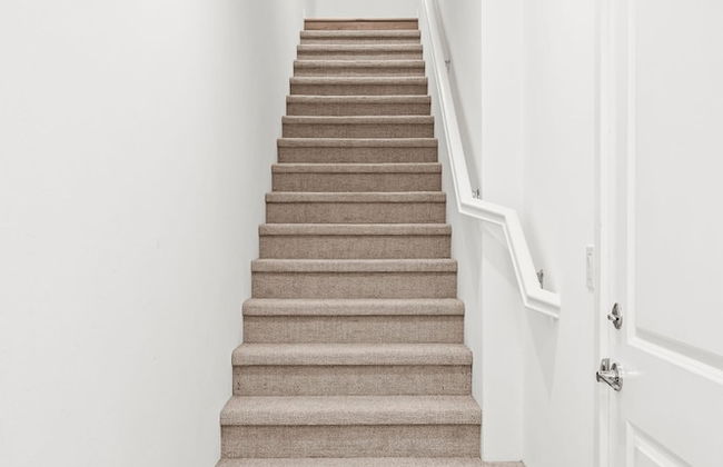 Chic Modern Retreat With Stunning Views - Photo 29