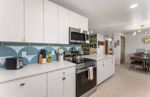 The Aspen is a mid-century modern upstairs unit. - Foto 12