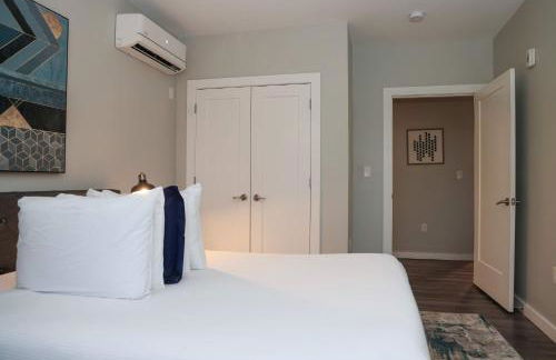 Luxury apartment with gym, steps from commuter rail #4011 - Foto 8