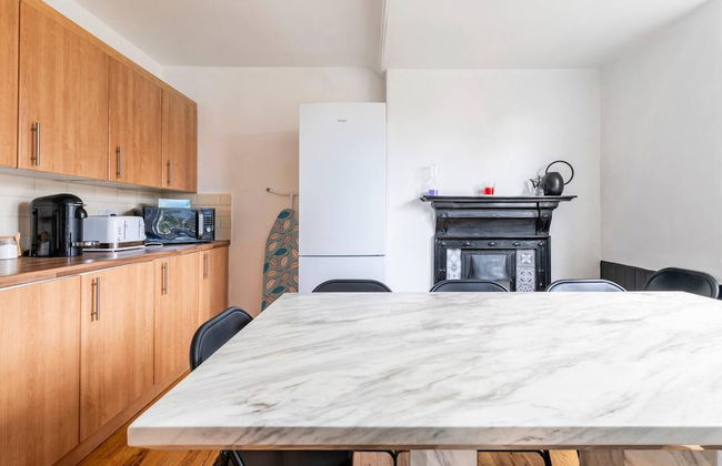 Stunning 5 Bedroom Large Apartment With Parking - Foto 21