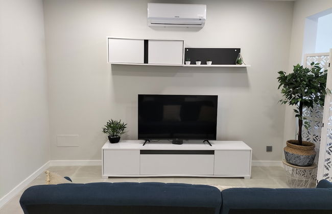 Amazing Green Tower 3 Castle Flat With Balcony - Photo 14