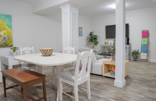 6 Min to North Hills - Private deck - In Unit Washer and Dryer - Foto 10