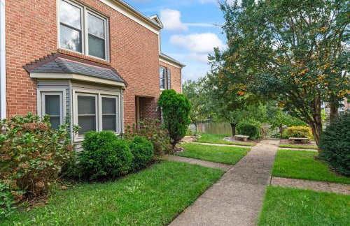 Lakeside Stay Metro, INOVA, Dining & Shops Nearby! - Foto 39