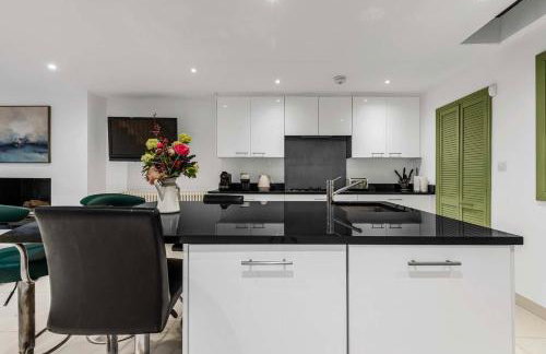 Beautiful 3-Bedroom House with Garden and Rooftop Retreat - Foto 11