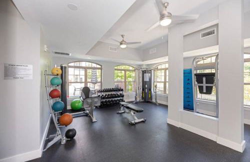 DT Charm Apt with Pool,Gym,Wine,WKSpace, Free Parking - Photo 41