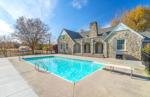 Tranquil Mountain Escape Luxurious 5-Bedroom Farmhouse with Pool - Foto 28