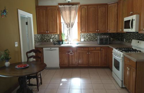 Comfortable 2 Bedroom House with Big Yard 30 Minutes to New York City - Foto 5