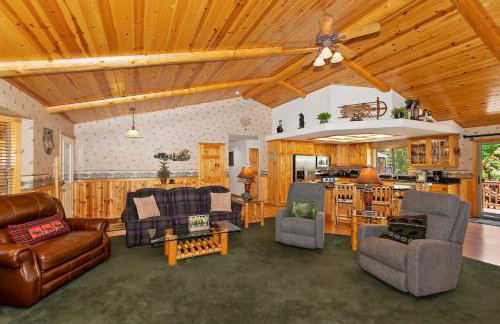 Teakwood Cozy Wood Cabin with Fireplace - Photo 7