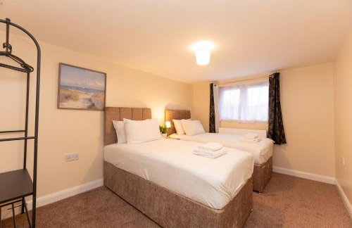 Spacious 4BR Home Walk to Station Parking - Pass the Keys - Foto 32