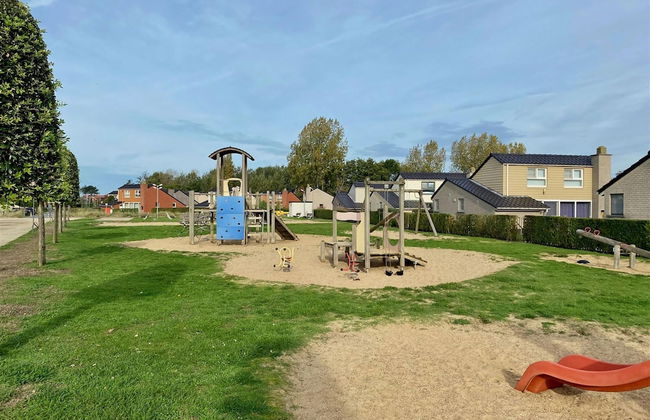 Stylish Westende Getaway - Photo 12