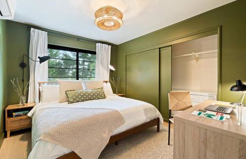 Luxe Treehouse Apt•Walk to Town•King Bed•Sleeps 4 - Foto 1