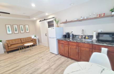 Paradise Park Newly built studio with king bed - Photo 3